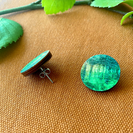 Luonnonvoima – nappikorvakorut