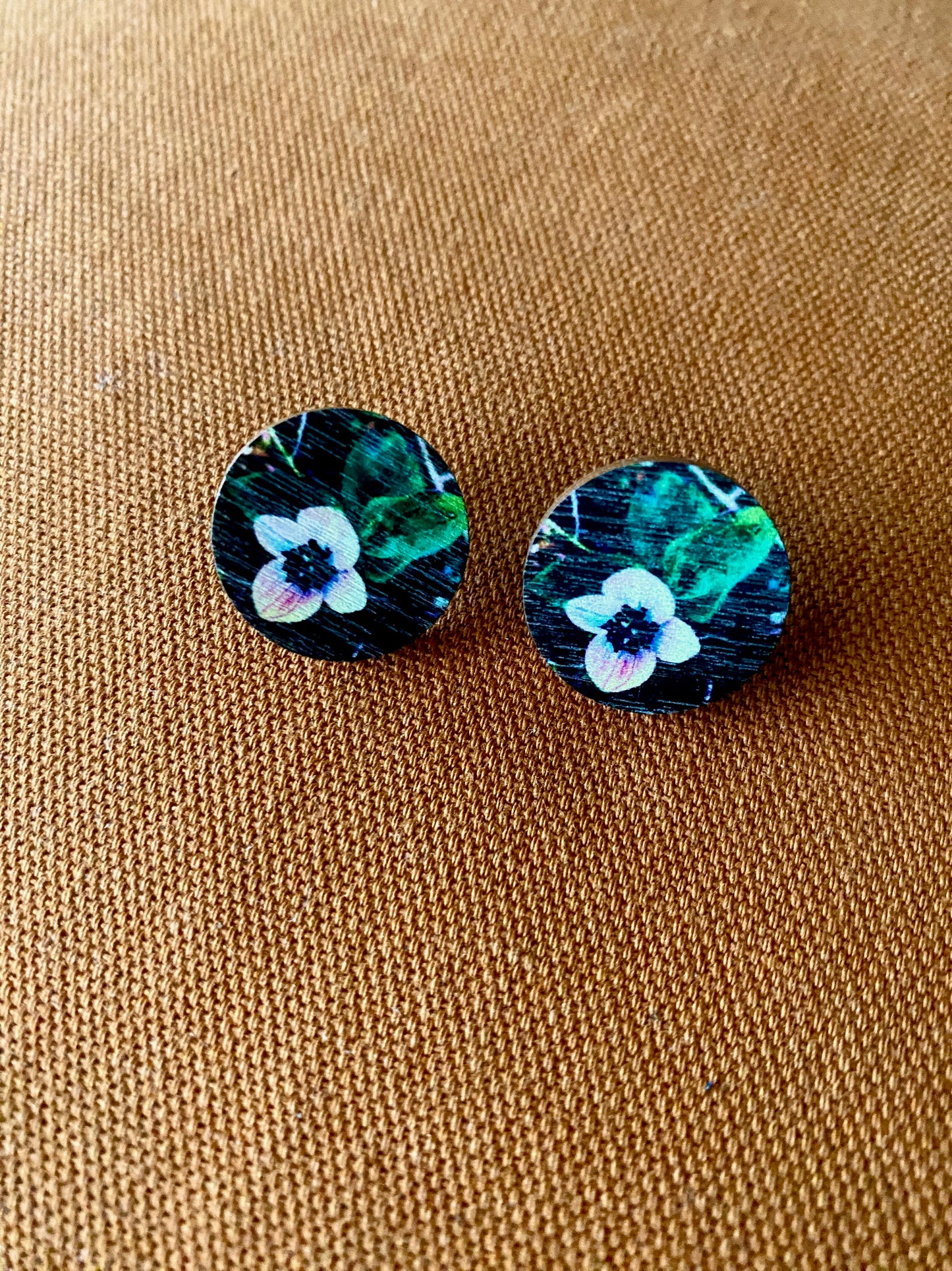 Metsän valo, valkoinen – nappikorvakorut